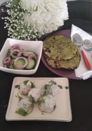 A picture of Shahi cauliflower kofta in white curry.