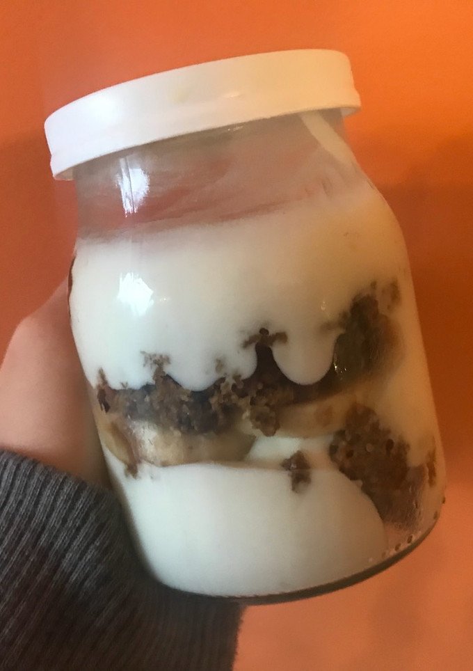 Una foto de Tiramisú con banana con galletas de café y avena caseras saludables