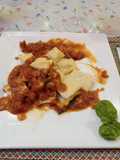 Saquitos de cangrejo y ricota en salsa de langostinos y albahaca