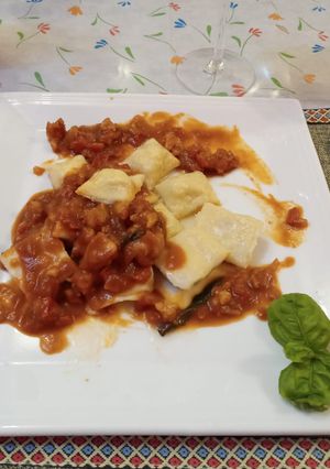 Una foto de Saquitos de cangrejo y ricota en salsa de langostinos y albahaca