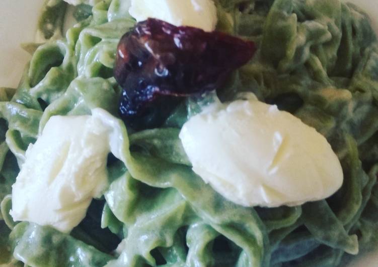 Tagliatelle di spinaci con quenelle di mascarpone e crusco