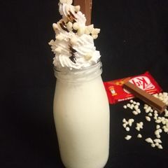 A picture of KitKat Vanilla ThickShake.