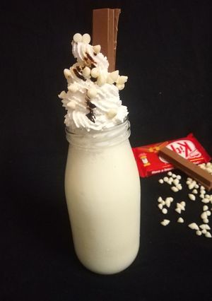 A picture of KitKat Vanilla ThickShake.