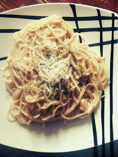 Una foto de Espaguetis con bechamel de apio y parmesano
