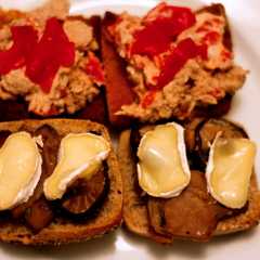 Una foto de Tostas de setas y queso de cabra/ Tostas de atún y pimientos