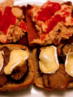 Una foto de Tostas de setas y queso de cabra/ Tostas de atún y pimientos