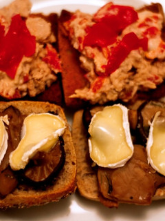 Una foto de Tostas de setas y queso de cabra/ Tostas de atún y pimientos
