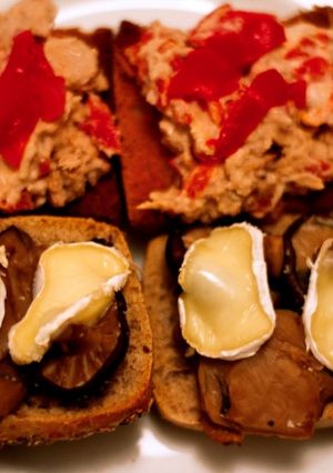 Una foto de Tostas de setas y queso de cabra/ Tostas de atún y pimientos
