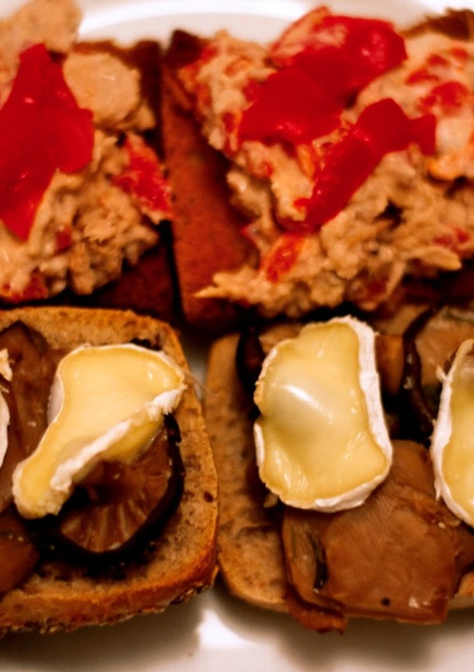 Una foto de Tostas de setas y queso de cabra/ Tostas de atún y pimientos