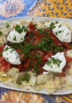 Une photo de Salade Castelfranco aux tomates, carottes violettes, burrata et persil