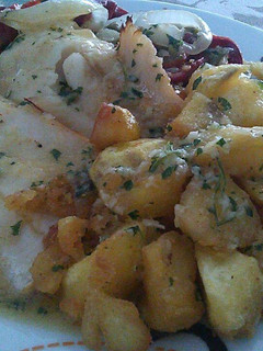 Una foto de Merluza al horno con patatas