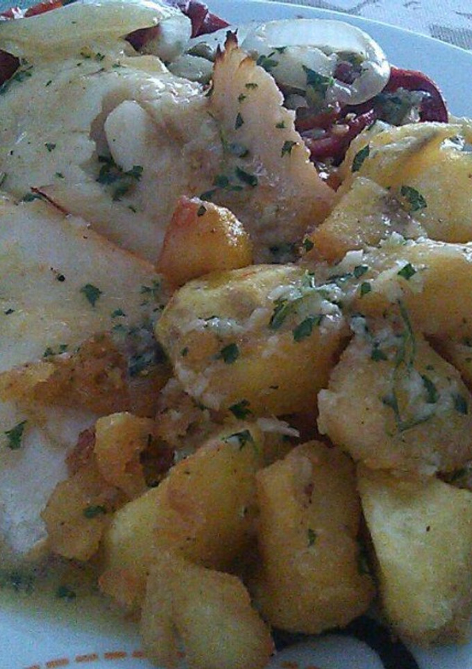 Una foto de Merluza al horno con patatas