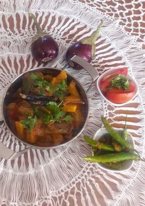 રીંગણા અને બટાકા નું શાક (Ringan Bataka Shak Recipe In Gujarati) રેસીપી મુખ્ય ફોટો