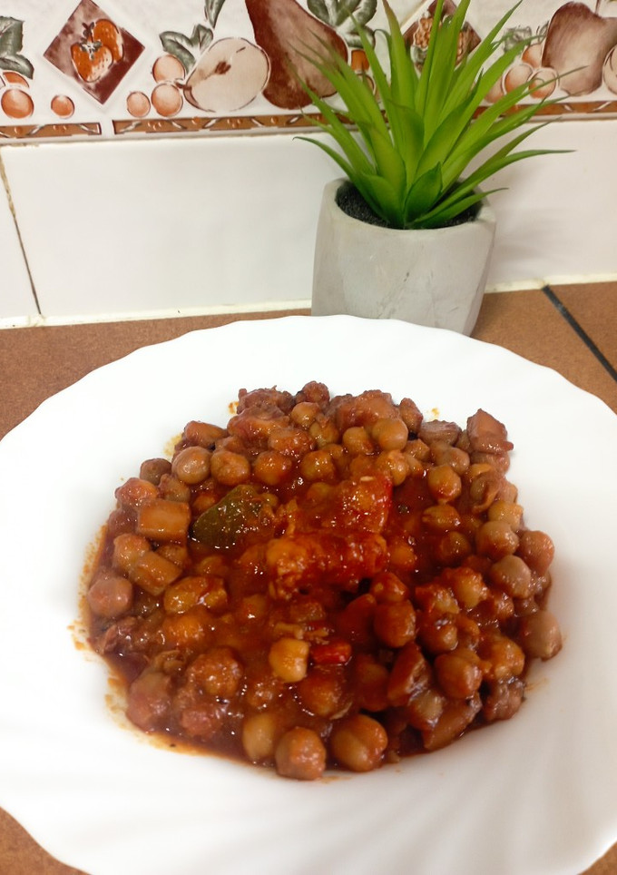 Una foto de Potaje de chocos y gambones