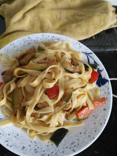 Una foto de Tagliatelle de verduras y setas