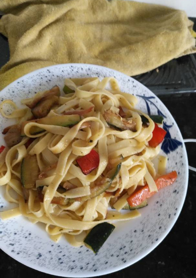 Una foto de Tagliatelle de verduras y setas