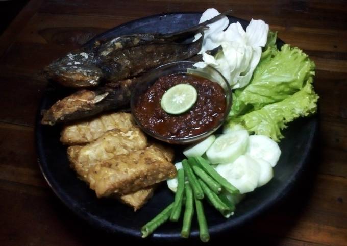 Pecel lele sambel trasi