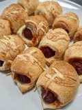 Rollitos de hojaldre rellenos de salchichas y queso ("saladitos")