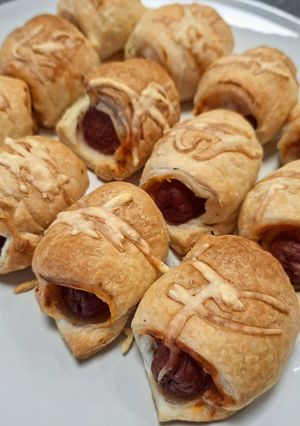 Una foto de Rollitos de hojaldre rellenos de salchichas y queso ("saladitos")