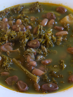 Una foto de Caldo de verduras con kale, habitas y judías blancas