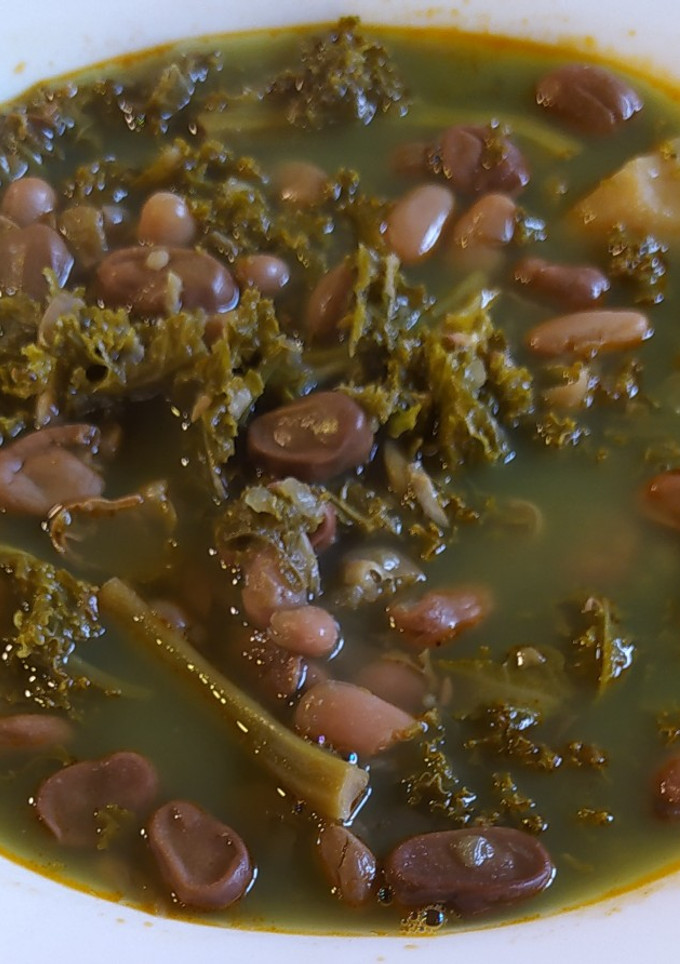 Una foto de Caldo de verduras con kale, habitas y judías blancas