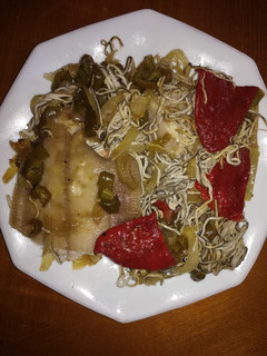 Una foto de Lenguado con gulas al horno