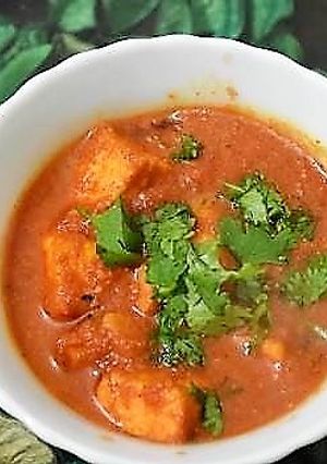 A picture of Paneer (cottage cheese) beetroot gravy curry recipe.