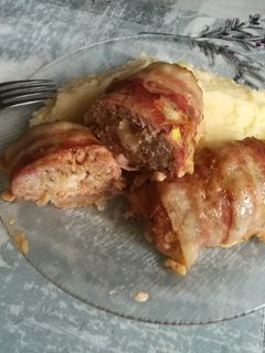 Sajtos vagdalt baconbe göngyölve recept fotója