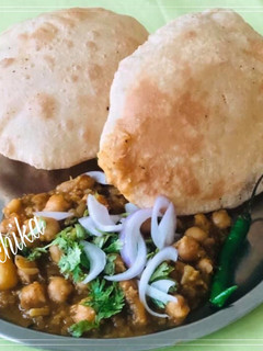 A picture of Chana Bhatura.