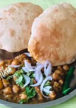 A picture of Chana Bhatura.