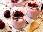 Una foto de mousse de cerezas