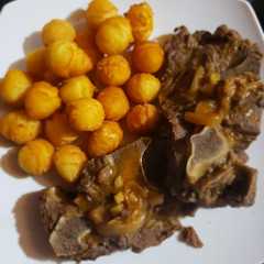 Una foto de Carne de vacuno con papitas duquesas