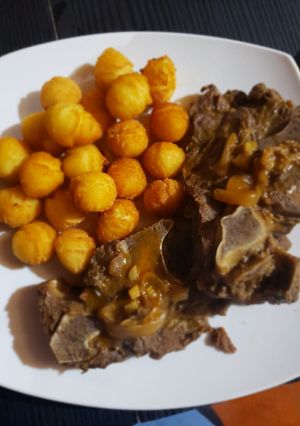 Una foto de Carne de vacuno con papitas duquesas