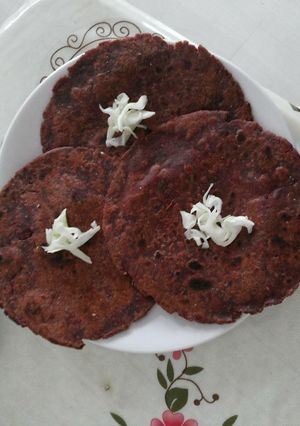 રાગી બીટ પરાઠા (Ragi beetroot paratha) રેસીપી મુખ્ય ફોટો