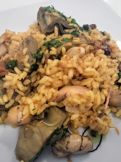 Una foto de Arroz de chipirones y alcachofas