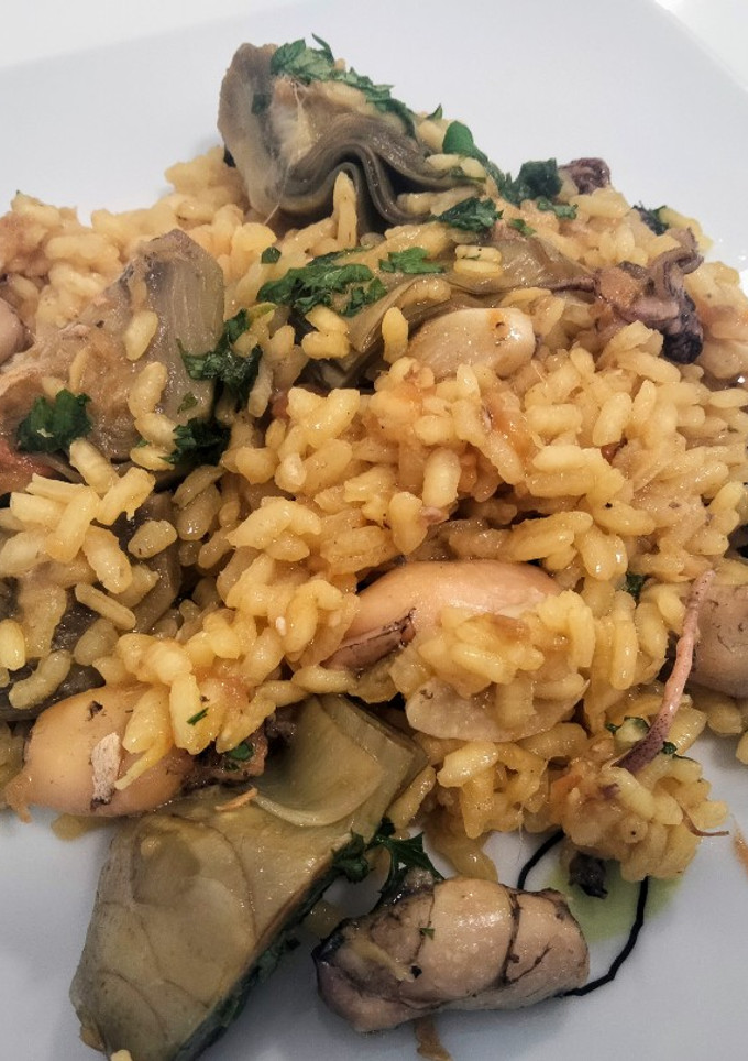 Una foto de Arroz de chipirones y alcachofas