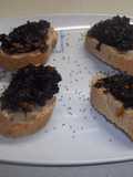 Canapés con pan de masa madre y pericana