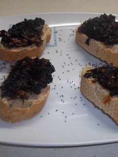 Una foto de Canapés con pan de masa madre y pericana