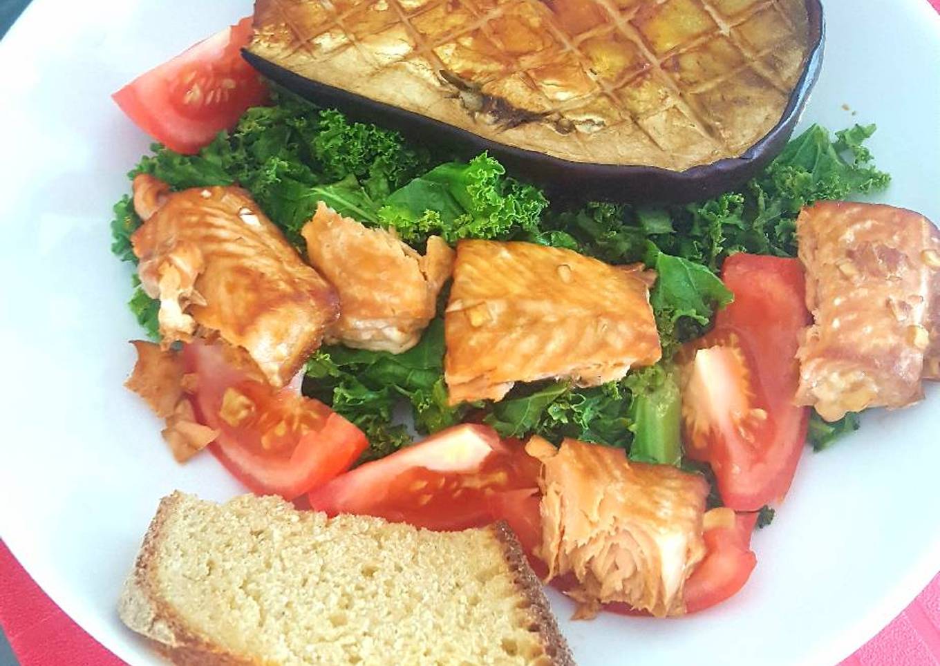 Grilled salmón con Berenjena al horno