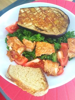 Una foto de Grilled salmón con Berenjena al horno