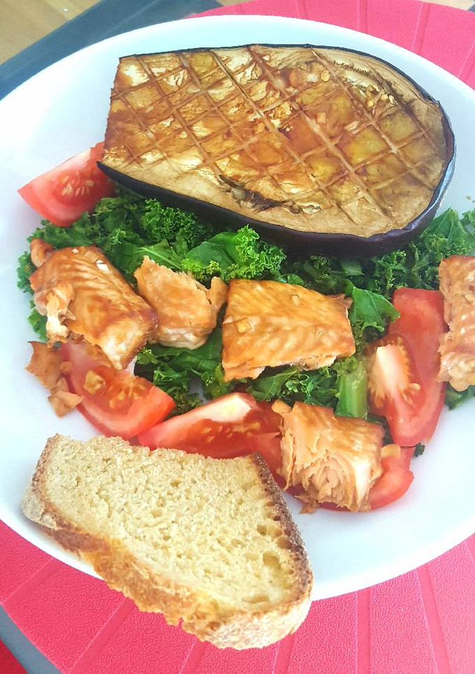 Una foto de Grilled salmón con Berenjena al horno