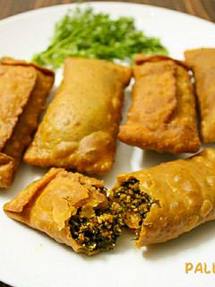 विदर्भ स्पेशल कोथिंबीर वडी (kothimbir vadi recipe in marathi) रेसिपी चे मुख्य फोटो