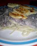 Pasta con salsa bechamel de champiñones y pollo