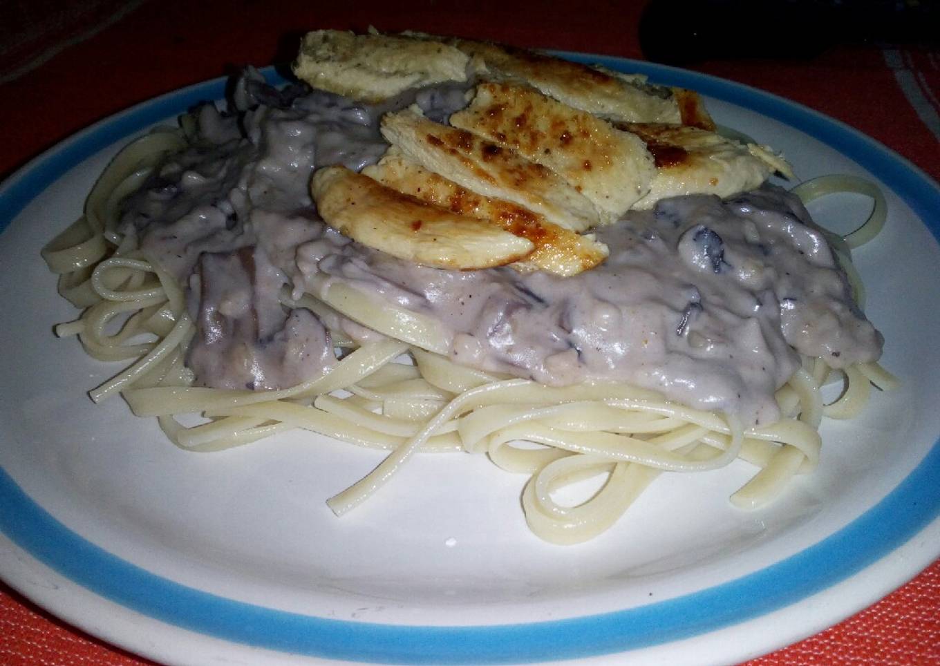 Pasta con salsa bechamel de champiñones y pollo