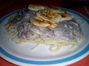 Una foto de pasta con pollo y salsa de champiñones