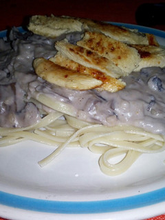 Una foto de Pasta con salsa bechamel de champiñones y pollo