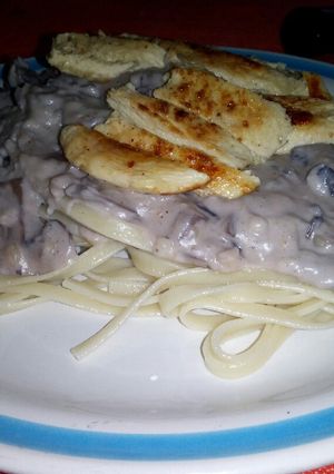 Una foto de Pasta con salsa bechamel de champiñones y pollo