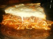 Una foto de pasta con carne picada gratinados