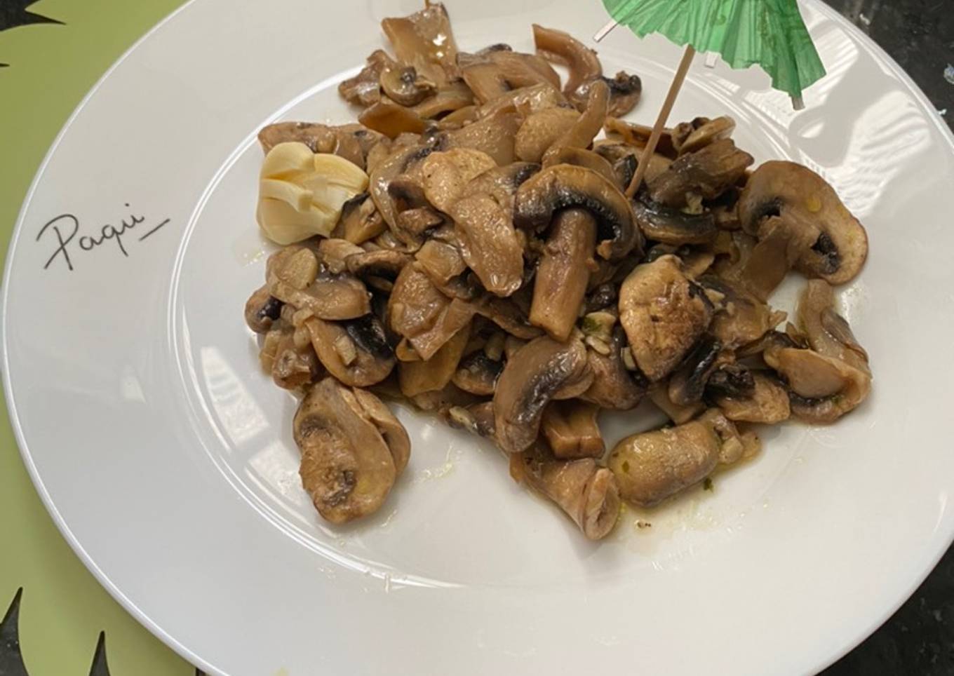 Champiñones al ajillo