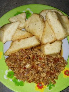 A picture of Fried yam with egg sauce.